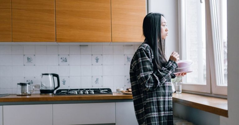 Binge Eating vs Emotional Eating: The Real Difference